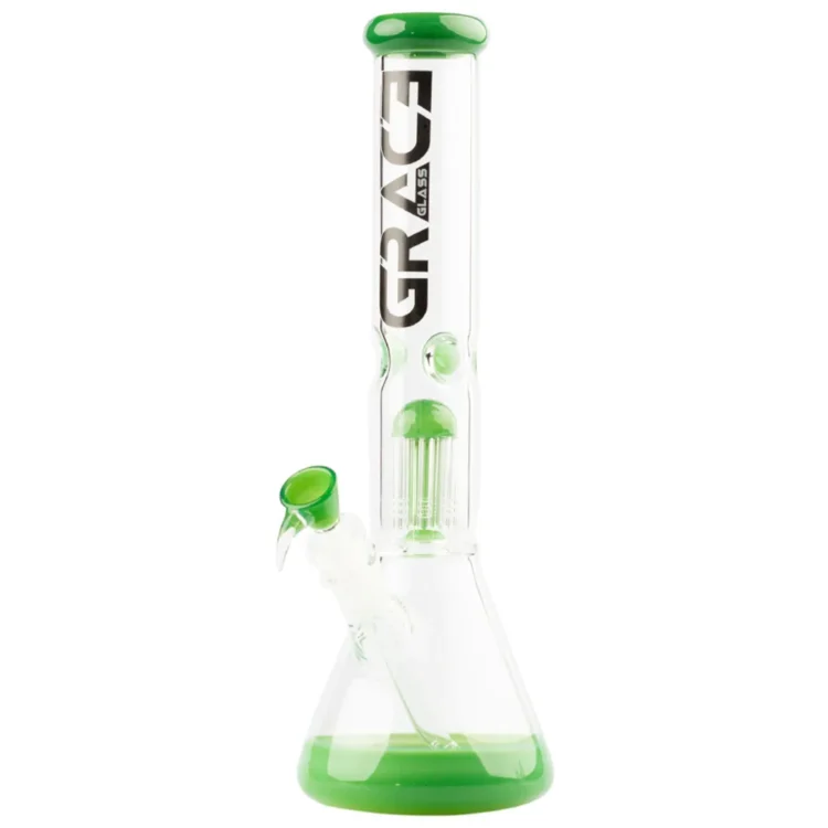 En grøn glasbeholder med en høj, slank silhuet, der strækker sig op til 37 cm. Overfladen er glat og gennemsigtig, hvilket giver mulighed for at se indholdet. Beholderens top er bredere og buet, mens bunden er flad og stabil. Farven varierer i intensitet, hvilket skaber et elegant og moderne udtryk.
