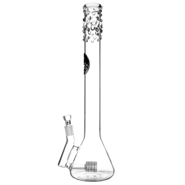 En beaker med en konisk form, fremstillet af klart glas, præsenterer et komplekst mønster af bobler og en matrix. Mønsteret er præget af fine linjer og cirkulære former, der skaber en visuel dybde. Beakeren har en tydelig gradueret skala på siden, og toppen har en bred åbning med en glat kant. Refleksioner fra lyset tilføjer en glitrende effekt.