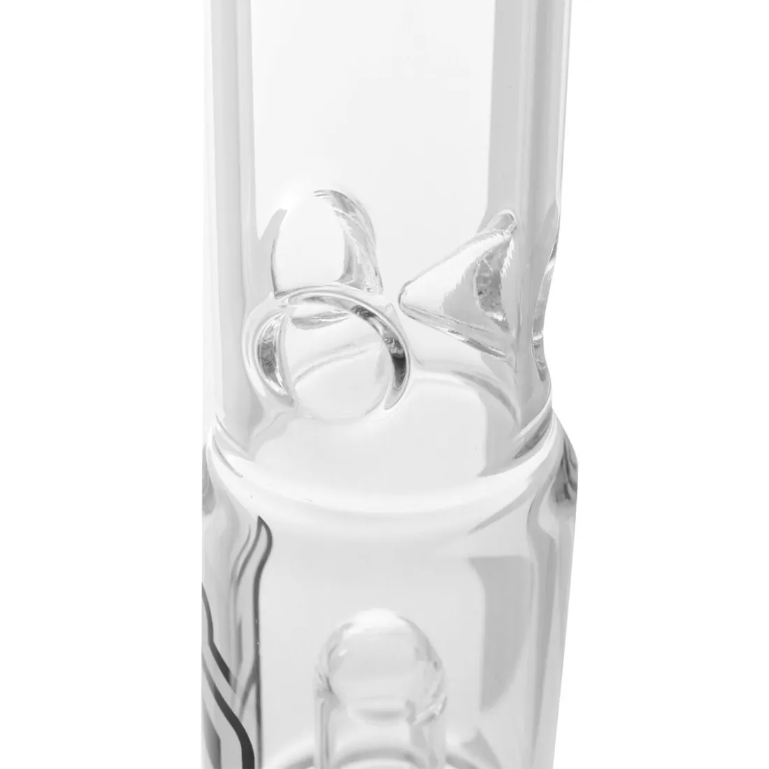 En klar, rund glasbeholder med en bred åbning og en afrundet bund. Den har et elegant, glat design og en høj, cylindrisk form. Beholderen er udstyret med otte arm-perkolatorer, der strækker sig ud fra midten, og har en tydelig, markeret hals. Overfladen er skinnende og reflektiv, hvilket fremhæver dens gennemsigtighed og struktur.