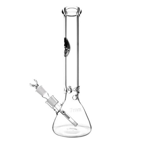 En rund, sort pendellampe med en diameter på 41 cm præsenterer sig med en glat, mat overflade. Skærmens form er let buet, hvilket skaber en blød silhuet. Indvendigt er der en hvid reflektor, der bløder lyset. Lampens ophæng består af en tynd, sort ledning, der hænger fra en diskret loftbeslag, hvilket bidrager til det minimalistiske udtryk.