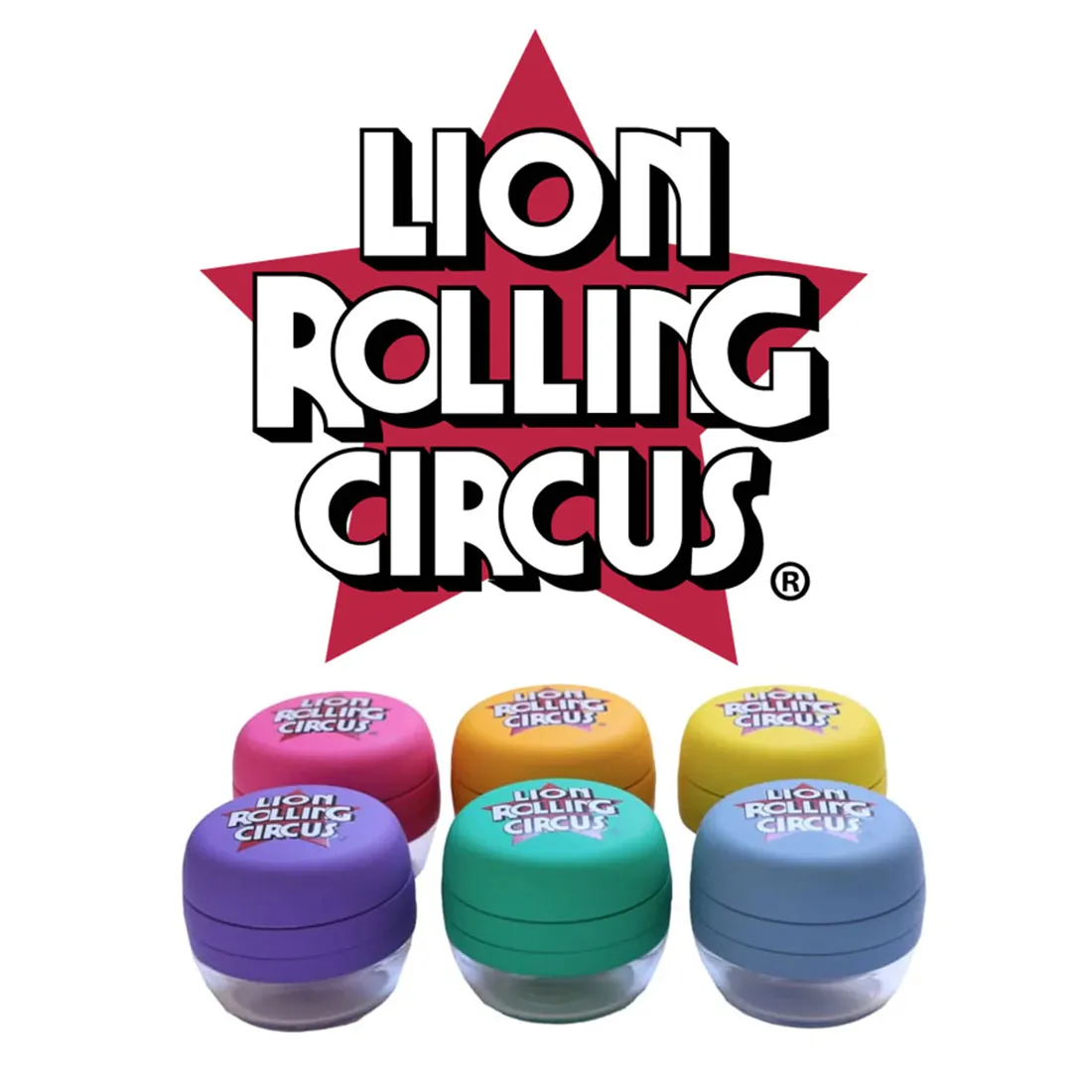 En metalgrinder i sølvfarvet finish med en diameter på 53 mm. Overfladen har en glat tekstur, mens toppen er prydet med et detaljeret lion design i farverne guld og sort. Grinderen har flere skarpe tænder indvendigt til effektiv formaling. Den er opdelt i to sektioner med en skridsikker kant og en let tilgængelig åbning.