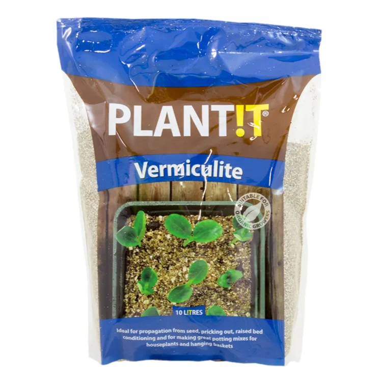 Lys grå vermiculite med en let glinsende overflade ligger i en sort plastbeholder. Materialet er kornet og knust i små stykker, som varierer i størrelse. Beholderen har en simpel, lige linje og er lukket med en sort låg. Teksten på beholderens side er trykt i hvid, tydelig skrift, der angiver indholdet.