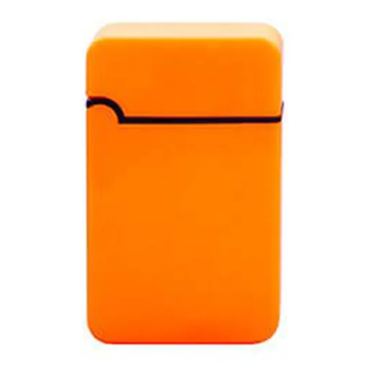 En gaslighter med et robust, ergonomisk design præget af en fluorescerende orange farve og blå detaljer. Den har en lang, cylindrisk form og en aftagelig låg, der beskytter flammen. Den fremhævede tændknap er placeret på siden, mens en justerbar gasventil findes i bunden. Overfladen har en glat, men skridsikker tekstur, der sikrer godt greb.