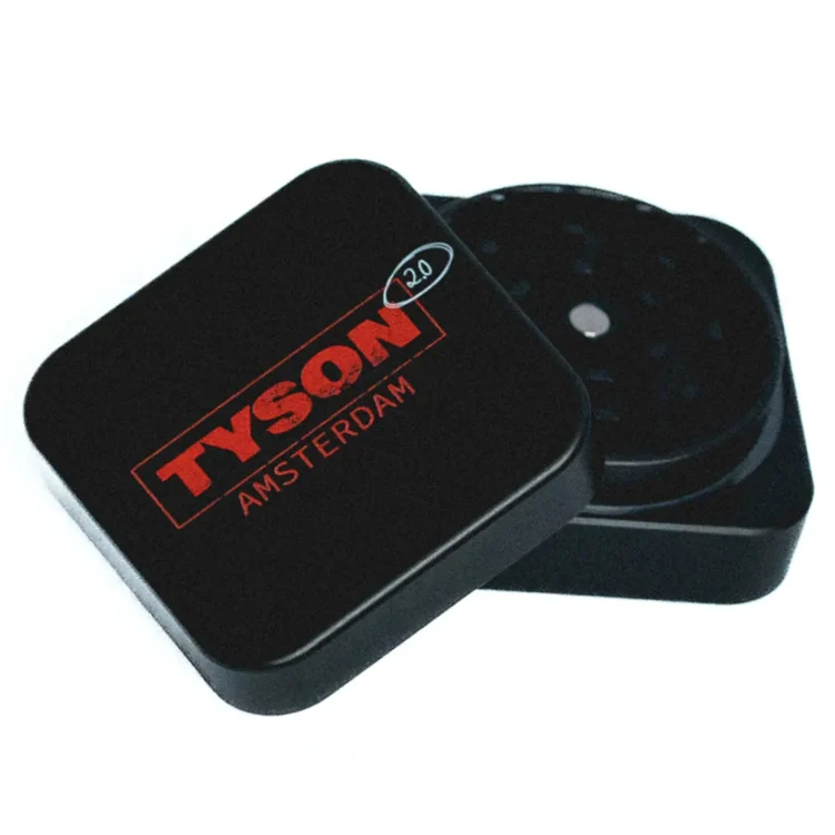 Grinderen har en cylindrisk form med en diameter på 54 mm. Den er fremstillet af aluminium og prydes af en mat sort overflade. Øverste del har et skarpt, rillede mønster for bedre greb. Indvendigt findes skarpe tænder, der er designet til at male materialer effektivt. Der er en lille åbning til at samle det malede indhold.