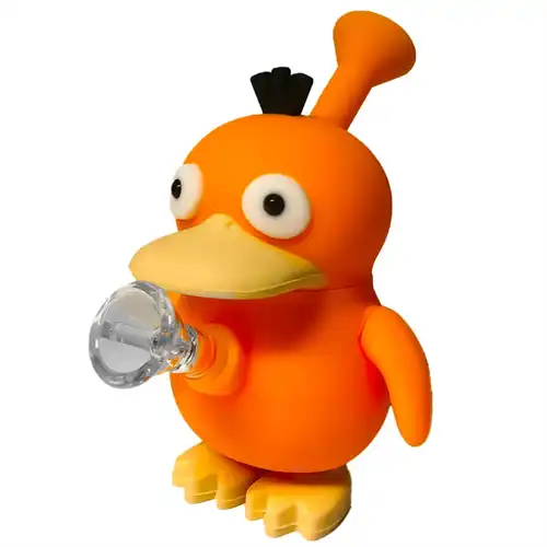 En 15 cm høj bong med en robust, cylindrisk form. Den er lavet af klart glas og prydes af en mat sort silikonebase, der giver stabilitet. Øverste del har en buet kant, og der er en rørformet, indvendig struktur med et perkolator-design. Detaljer som en indvendig skål og et mundstykke er synlige, med glatte overflader og skarpe kanter.