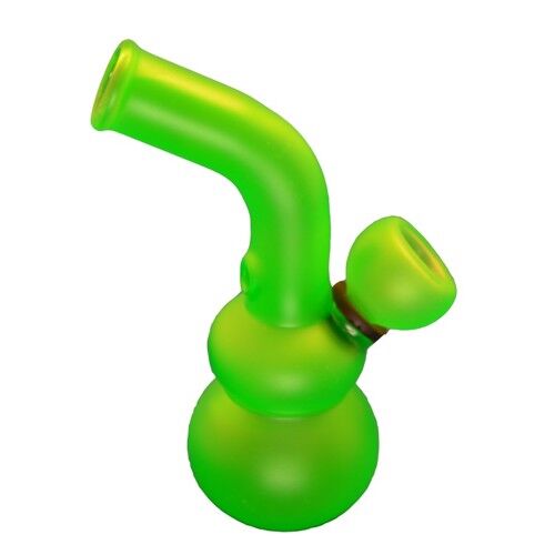 En mini bong i grøn farve præsenterer en glat, transparent krop med en let buet form. Den har en bred base, der smalner mod toppen, og en indbygget perkolator, der skaber bobler i vandet. Det fine mundstykke er afrundet, og der er en lille skål til urter, der sidder på siden. Det hele er lavet af klart glas med en glansfuld overflade.