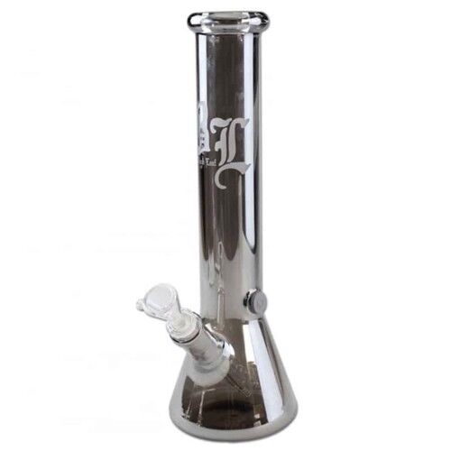 En bongs struktur præsenterer sig med en slank, buet form i en mat sort farve med en metallisk effekt, der reflekterer lys. Den har en rund, stabil base og en lang hals, der afsluttes med en krum mundstykke. Der er en indbygget skål til urter, som sidder på siden. Overfladen viser en glat tekstur med subtile mønstre.