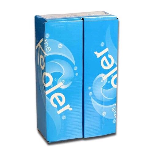 En sort, oval boks med en glat overflade pryder midten, dekoreret med et bladriffelmønster. Boksens kant er let forstørret, hvilket giver en dybdeeffekt. Der er en udskåret håndtag på toppen, der muliggør nem transport. Bunden er flad og stabil, hvilket sikrer, at boksen står sikkert. Farverne er dæmpede, med en mat finish.