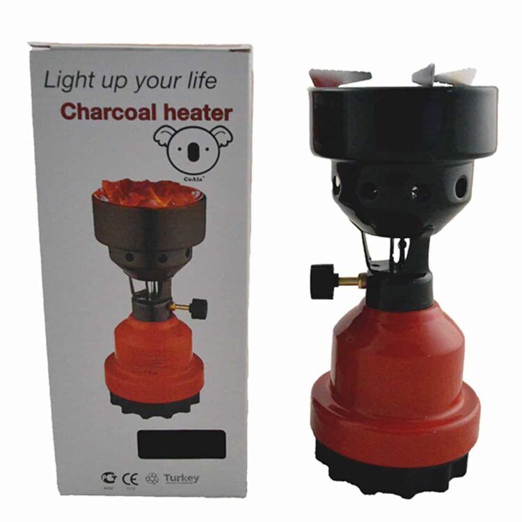 En bunke af kultræ med en dyb sort farve og ujævn overflade, der afslører træets naturlige tekstur. De enkelte stykker varierer i størrelse og form, fra flade plader til mere uregelmæssige klumper. Nogle af dem har tydelige årringe og sprækker, mens andre er glattere. Kultræet ligger spredt, hvilket giver et organisk og uformelt indtryk.