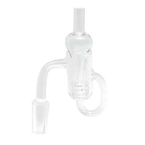 En firkantet quartz banger med en klar, transparent overflade pryder midten. Den har en glat, blank tekstur og tydelige skæringslinjer, der viser en præcis form. En 14,5 mm tilslutning ses i bunden, hvilket giver en stabil forbindelse. Den enkle, minimalistiske design med friske kanter fremhæver materialets kvalitet og holdbarhed.