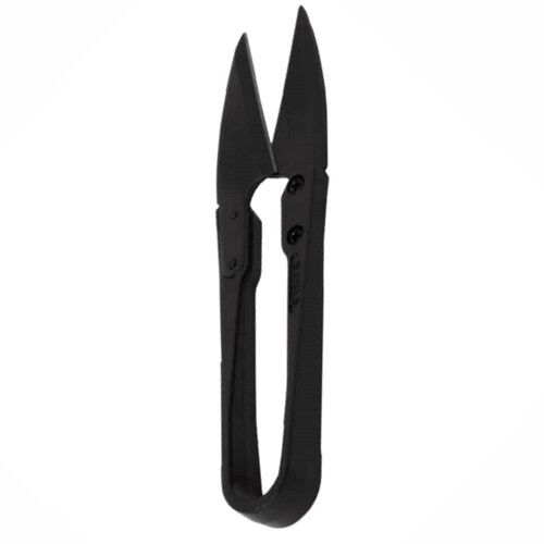 En beskæresaks med to håndtag, der er designet i en kombination af sort plast og metal. Saksens blade er skarpe og let buede, med en glat, blank overflade. Håndtagene har en ergonomisk form for bedre greb og er udstyret med en låsemekanisme. Der er tydelige detaljer i designet, som indikerer funktionalitet og præcision.