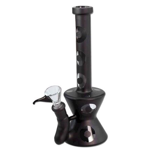 En sort, mat bong i glas med en cirkulær form. Bongen har en glat overflade og en let buet hals, der munder ud i en bred åbning. Nederst er der en stabil base, der sikrer, at bongen står sikkert. Den har en sidemonteret skål til urter, der er fremhævet af en klar, gennemsigtig farve.
