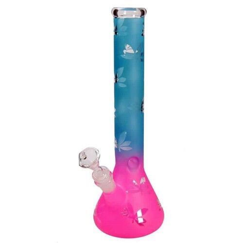 En 31 cm høj bong i klart glas præsenterer en elegant kombination af blå og pink nuancer. Den har en slank, cylindrisk form med en bredere bund, der sikrer stabilitet. En iskerne i bunden tilføjer en ekstra dimension. Pumper og rør er glatte, og der er en skål til tobak. Overfladen er skinnende og glat.