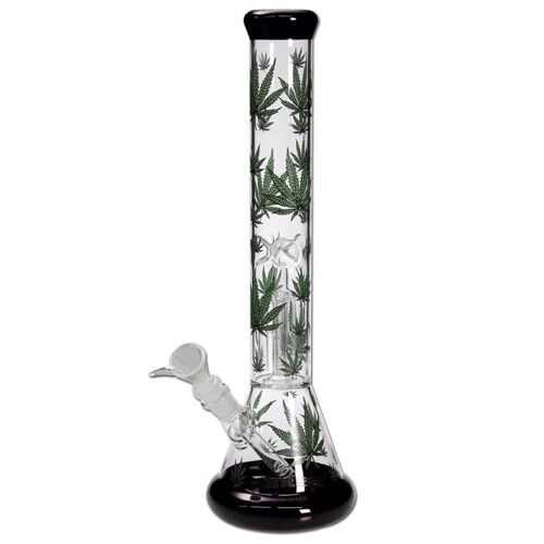 En høj glasbong med en percolator i midten, der skaber bobler. Bongen har en slank, cylindrisk form med en bredere base for stabilitet. Den klare glasoverflade giver et glimt af indvendige detaljer. En grøn bladformet dekoration pryder bongens side, og der er en tilslutning til en skål i toppen. Glasset har en glat tekstur, og kanterne er polerede.