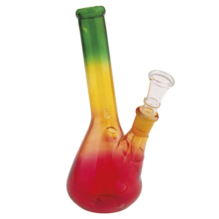En bong med en højde på 18 cm præsenterer sig i en farverig Rastafari-farveskala. Den glatte glasoverflade er dekoreret med røde, grønne og gule striber. Bunden er bred og stabil, mens den slanke hals fører op til en buet mundstykke. Perkolatoren i bunden skaber bobler, hvilket tilføjer til den visuelle dynamik.