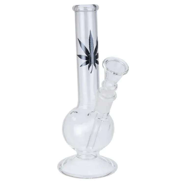 Mellow Dark Leaf bong måler 18 cm i højden og præsenterer en dyb grøn farve med et bladmotiv, der strækker sig over overfladen. Materialet er glas, hvilket giver en glat og skinnende tekstur. Bongen har en rund bund, der sikrer stabilitet, og en lige hals, der afsluttes med en skarp, klar kant. En indsat til røgfilter er synlig i bunden.