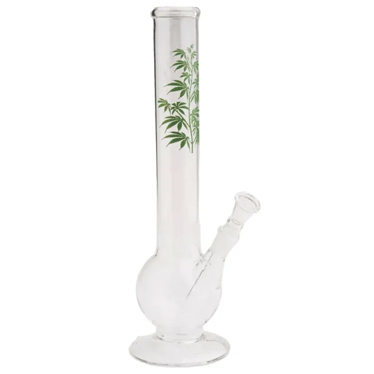 En grøn bongs cylinderformede krop strækker sig opad, dekoreret med et blødt, matte finish. Den har en bred, flad bund for stabilitet og en lang hals, der afsluttes med en rund åbning. Et indbygget perkolator-system er synligt, og den har en smuk, lys grøn farve, der minder om friske blade. Designet er elegant og strømlinet.