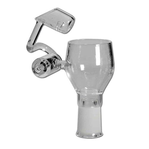 En rund, klar skål fremstår med en glat overflade og en let buet kant. Skålen er lavet af kvartsglas, hvilket giver en let glitrende effekt. Indvendigt er der et honningfarvet indhold, der skaber en kontrast til det gennemsigtige glas. Skålen placeres på en flad overflade, der fremhæver dens form og farve.