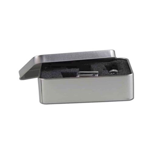 En gennemsigtig, klar quartz banger med en rund, bred skål og en lige hals. Overfladen har en glat tekstur, der reflekterer lys. En sort carb cap i en let kuppelform med et hul i midten er placeret ved siden af. Bagerst ses en sort og hvid boks med tydelig tekst og grafiske elementer.