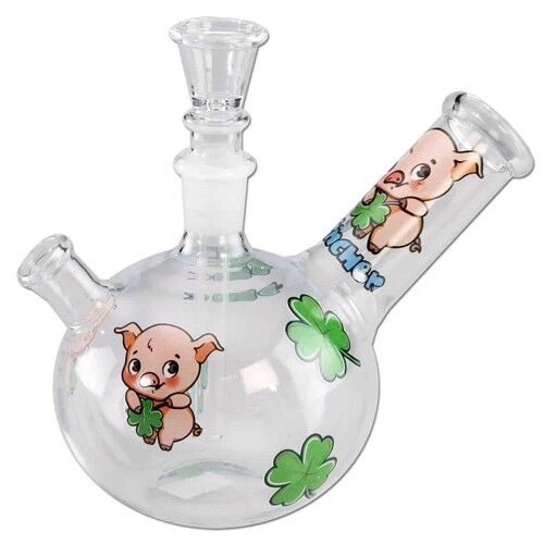 En transparent bong i klart glas pryder midten af beskrivelsen, med en højde på 15 cm. Den har en rund base, der gradvist snævrer ind mod en cylindrisk krop. Øverste del afsluttes med en bred åbning. Indvendigt ses en opadgående rørstruktur, der skaber en elegant silhuet. Det klare glas giver et klart indblik i indholdet.
