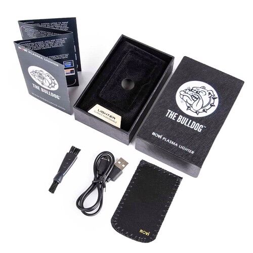 En hvid plasma lighter præsenteres med en glat, blank overflade. Den har en rektangulær form med afrundede kanter, der giver et moderne udtryk. Knapperne er placeret på forsiden, og de har en sort farve, som kontrasterer med den hvide krop. Lighteren har en sølvfarvet detalje, der fremhæver designet.