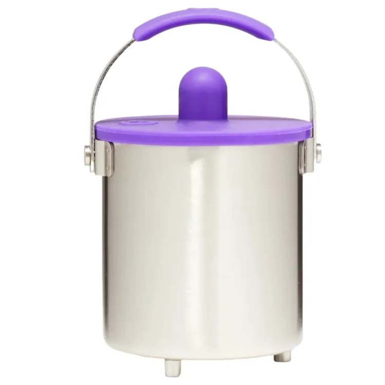 Den cylindrisk formede beholder har en glat, metallic overflade, der skifter fra dyb sølv til en anelse blålig nuance, afhængigt af lyset. Toppen er forsynet med en snæver åbning og en krave, der er let buet. Bunden er flad og stabil. Ingen synlige knapper eller symboler pryder overfladen. Designet er minimalistisk og elegant.