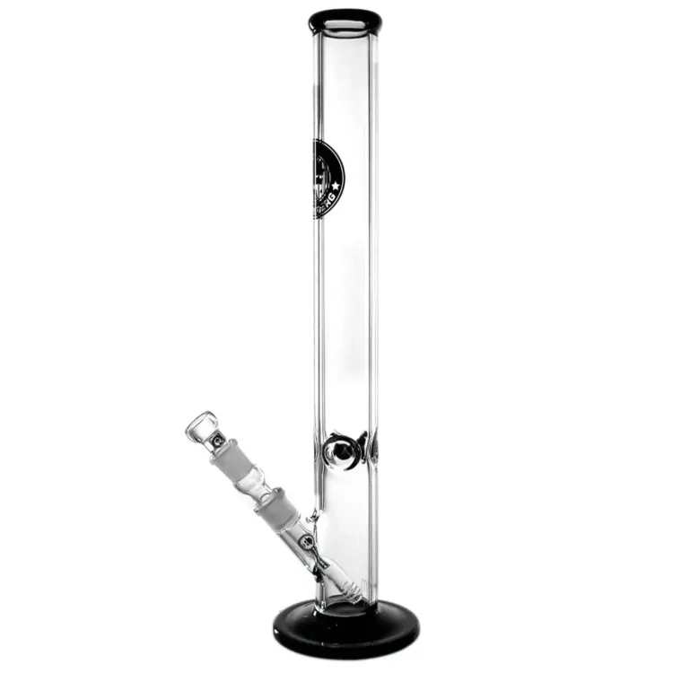 En stor, transparent bong med en højde på 50 cm. Den har en slank, cylindrisk form med en bred base, der gradvist smalner mod toppen. Materialet er klart glas, der reflekterer lys. På siden sidder en skål med en mørk, glat overflade. Der er en vandkammer og en udluftningsrør, der fører til en buet mundstykke.