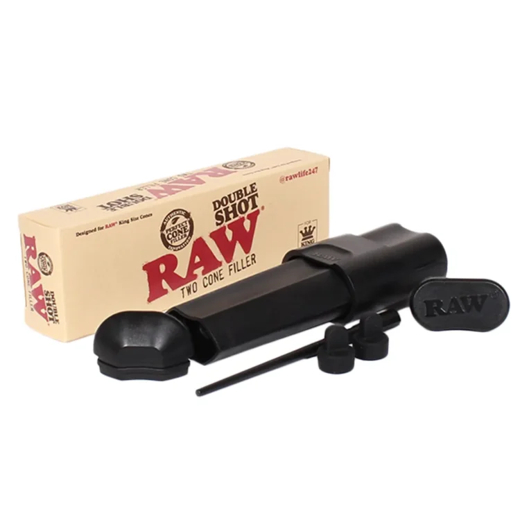 En dobbeltkegle fyldemaskine præsenterer to koniske fyldningsåbninger, fremstillet af rustfrit stål. Maskinen har en glat, poleret overflade, der reflekterer lys. Håndtag i sort plast er placeret på hver side for nem betjening. Under fyldningsåbningerne findes en flad base, som sikrer stabilitet. Det overordnede design er funktionelt og enkelt, med fokus på effektivitet.