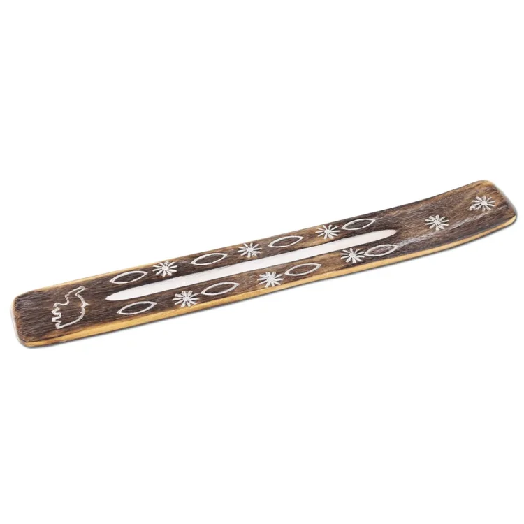 Røgelsespindeholderen har en oval form og er fremstillet af træ med en glat, lys overflade. Den er naturligt brun med fine årer, der skaber en organisk struktur. Forenden er let buet, og der er en lille åbning til røgelsespinde. Underlaget er fladt, hvilket sikrer stabilitet. Enkel og stilren design, der fremhæver materialets skønhed.