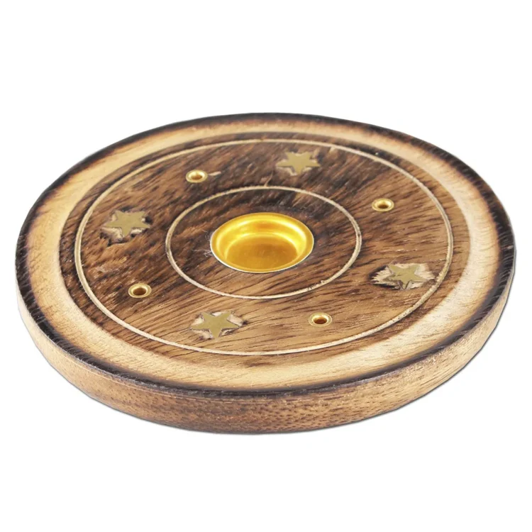 Røgelser holder i mangotræ præsenterer en oval form med en glat, naturlig overflade. Den gyldne-brune farve fremhæver træets åretegninger, der skaber et unikt mønster. Øverst er der en hul åbning til placering af røgelsespinde, mens bunden er flad for stabilitet. Materialet har en let glans, der reflekterer lys og tilføjer en varm atmosfære.