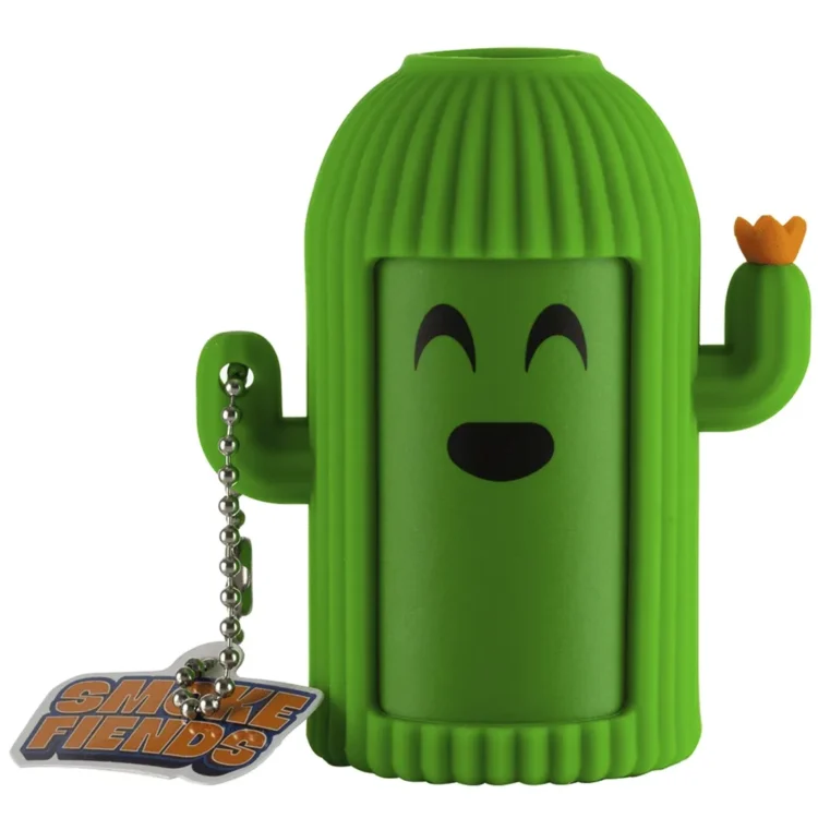 En personlig luftfilter enhed i form af en kaktus. Den er grøn med en tekstureret overflade, der efterligner kaktusens torner. En hvid, cylindrisk beholder fungerer som en base, og små, gule blomster pryder toppen. En slank, sort kabel tilslutning findes i bunden, hvilket giver en moderne og minimalistisk fremtoning.