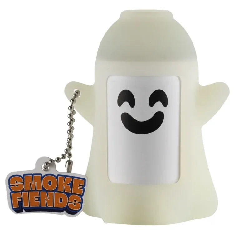 En lille, gennemsigtig enhed formet som en karakter med en hvid overflade og sorte detaljer. Ansigtet har store, runde øjne og en smilende mund. Den har en blød, mat tekstur og er designet med en grøn, miljøvenlig funktion. Enheden har en tilslutningsport og en knap placeret på siden, hvilket giver en simpel, minimalistisk æstetik.