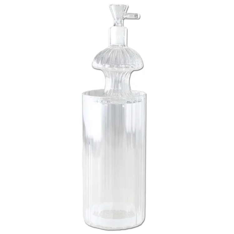 En sort spand med en glat overflade pryder midten af kompositionen. Spandens form er cylindrisk med en bred åbning, der smalner let ned mod bunden. Håndtaget er integreret i spandens struktur, hvilket skaber et minimalistisk udtryk. Den matte finish giver en moderne og stilfuld fornemmelse, mens den sorte farve tilføjer elegance og alsidighed.