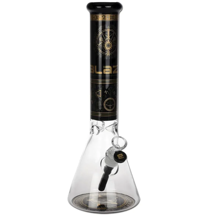 En høj, slank bong med en gennemsigtig glasoverflade prydet med et farverigt, spiralmønster. Den har en bred bund for stabilitet og en smal hals, der fører op til en skål med åbning til tobaksprodukter. Kanten er glat og afrundet, mens bunden har en solid, firkantet form. Det samlede design udstråler en moderne æstetik.
