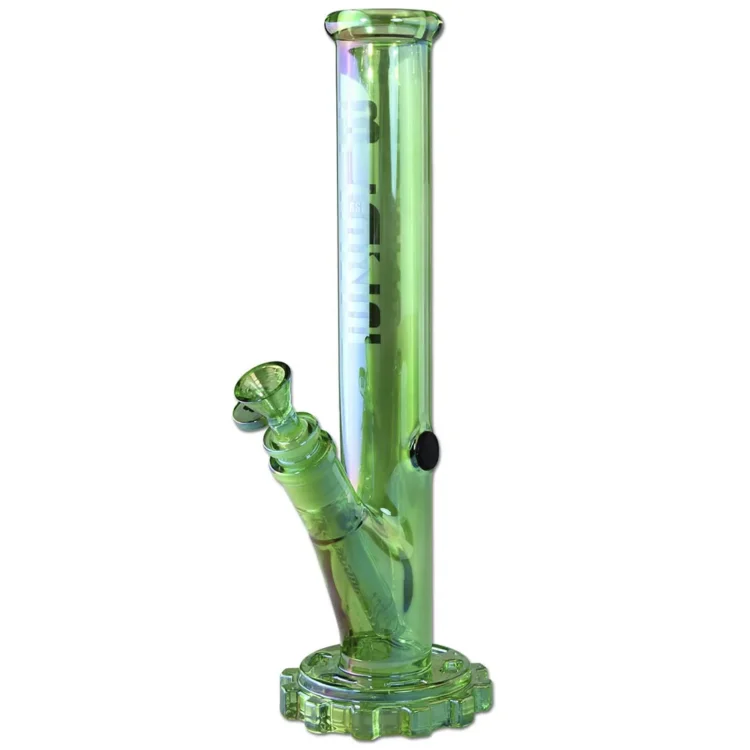 En bongs cylindriske krop er fremstillet af klart glas med en grøn, glinsende geardesign på siden. Den har en bred, stabil bund og en smal hals, der afsluttes med en rund åbning. En perkolator er placeret i midten, hvilket skaber en kompleks struktur. Den grønne farve tilføjer et dekorativt element til det gennemsigtige glas.