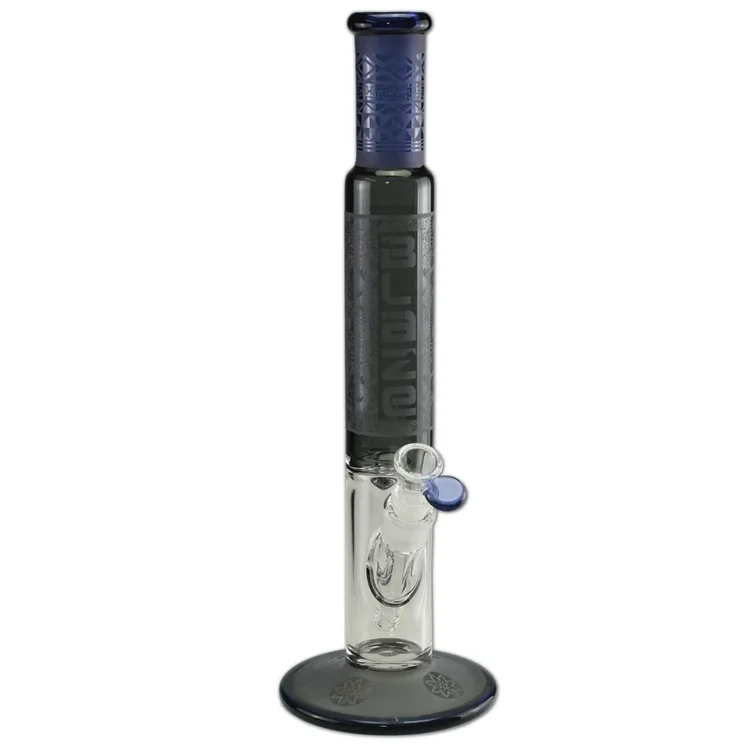 Glasvase i klart, glat glas med en høj, slank form. Overfladen prydes af en dyb blå farve, der dækker en del af vasens indre, hvilket skaber en kontrast til det klare ydre. Vasen har en let svungen kant øverst, der tilføjer elegance. Bunden er flad og stabil, hvilket giver vigtige proportioner til designet.