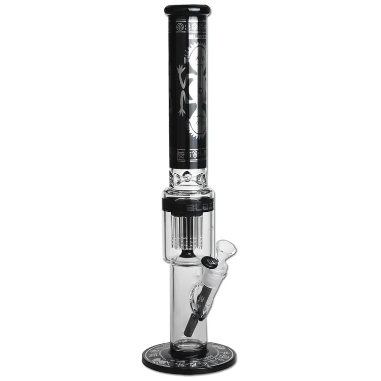 En 48 cm høj bong er fremstillet af klart glas med en glat overflade. Den har en slank, cylindrisk form og en dekorativ 10-armet perkolator, der skaber komplekse mønstre i vandet. Kanten er forsynet med en tynd, farvet rim, mens bunden er bred for stabilitet. Indgangen til skålen er placeret på siden, hvilket giver et funktionelt design.