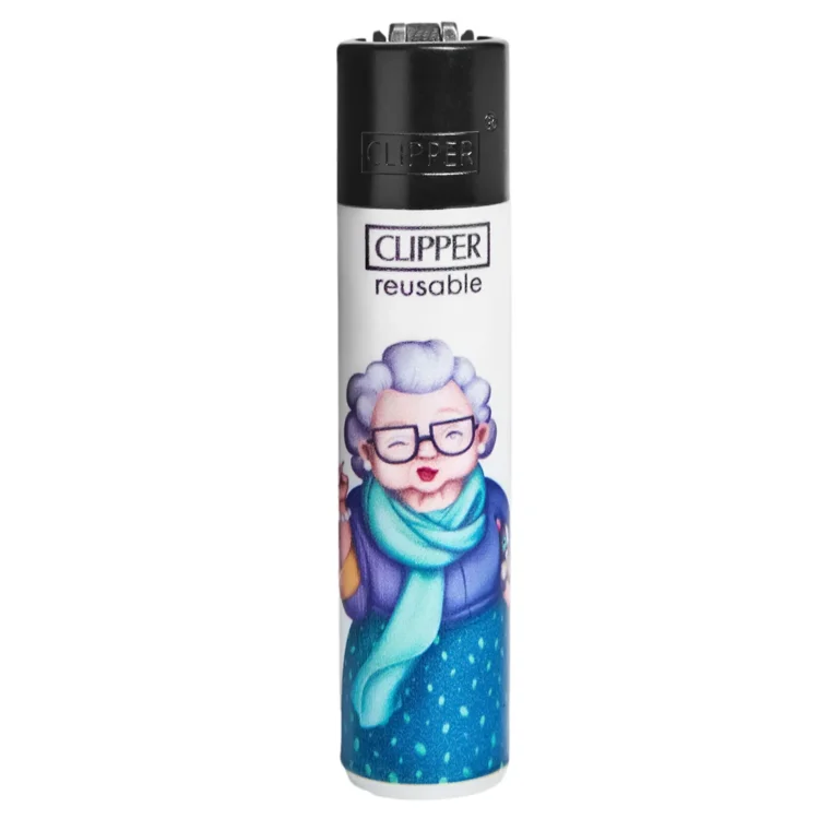 En lighter i plast med en slank, cylindrisk form præsenterer sig i en grøn farve med et mønster af blomster og blade. Logoer og teksten "Granny's Weed" er grafisk placeret på overfladen, der har en glat og skinnende tekstur. Lighterens top indeholder en metalgnistmekanisme og en sikkerhedsknap, som er tydeligt adskilt fra kroppen.