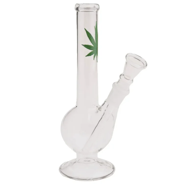 En rund, hvid skål med en glat overflade og en let opadgående kant. Skålen har en diameter på 18 cm og er fremstillet i keramik. Indersiden er blank, mens ydersiden har en mat finish. Skålen står stabilt på en flad bund og har en enkel, elegant form uden dekorationer. Farven er ensartet og giver et minimalistisk udtryk.