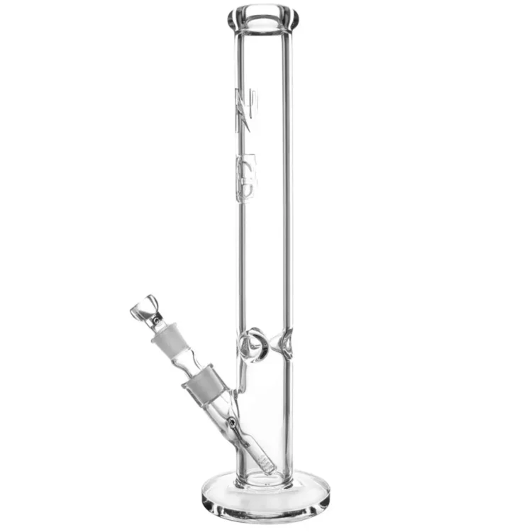 En skulptur i form af en menneskelig figur, fremstillet i stærkt poleret metal med en blank overflade, der reflekterer lys. Figuren har en dramatisk pose, med en dyb blå og sort farvegradient, der skaber dybde. Detaljer som rynker og muskler er omhyggeligt udformet, hvilket giver et realistisk og dynamisk udtryk. Skulpturen står på en sort base, der stabiliserer elementet.