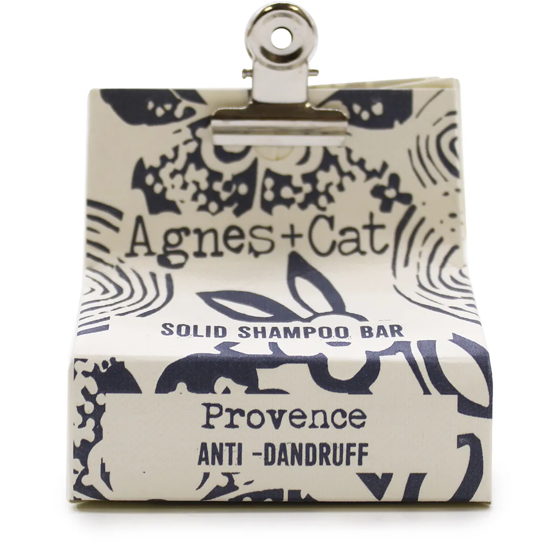 En solid shampoo bar præsenteres med en rund form, der har en glat, ensartet overflade. Farven er en lys, blød nuanceret grøn, der skaber en naturlig og organisk følelse. Baren har en let mat tekstur og er fri for synlige urenheder. Ingen synlige indgraveringer eller mønstre pryder overfladen. Den ligger på en hvid, neutralt struktureret baggrund.