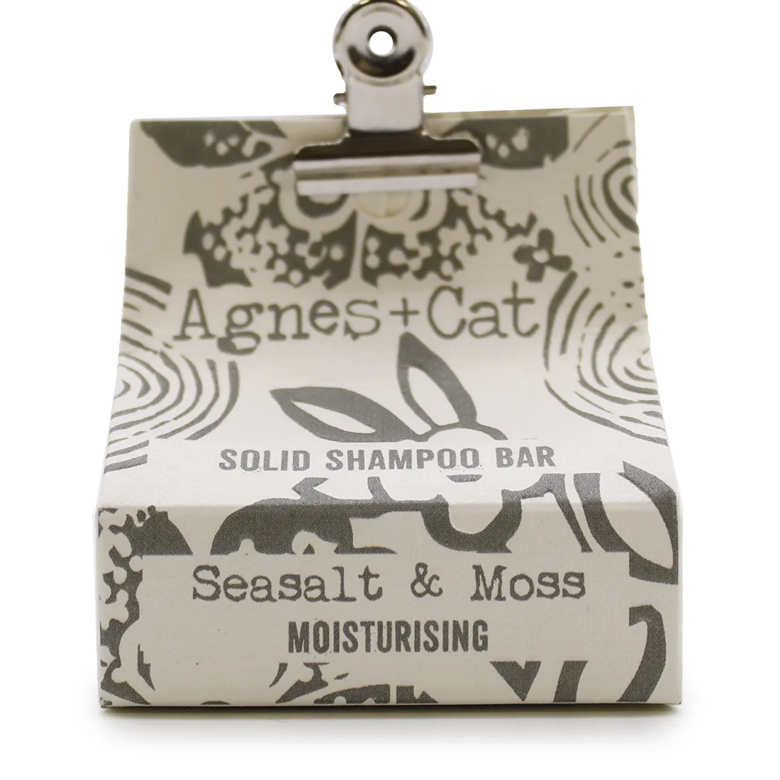 En solid shampoo bar i en rund form med en blød, matte overflade. Farven er en dyp havgrøn, der minder om alger, med subtile nuancer af grå og blå. Overfladen har en let struktureret tekstur, som giver et naturligt udseende. Ingen synlige symboler eller tekst er til stede, hvilket bidrager til det enkle, minimalistiske design.