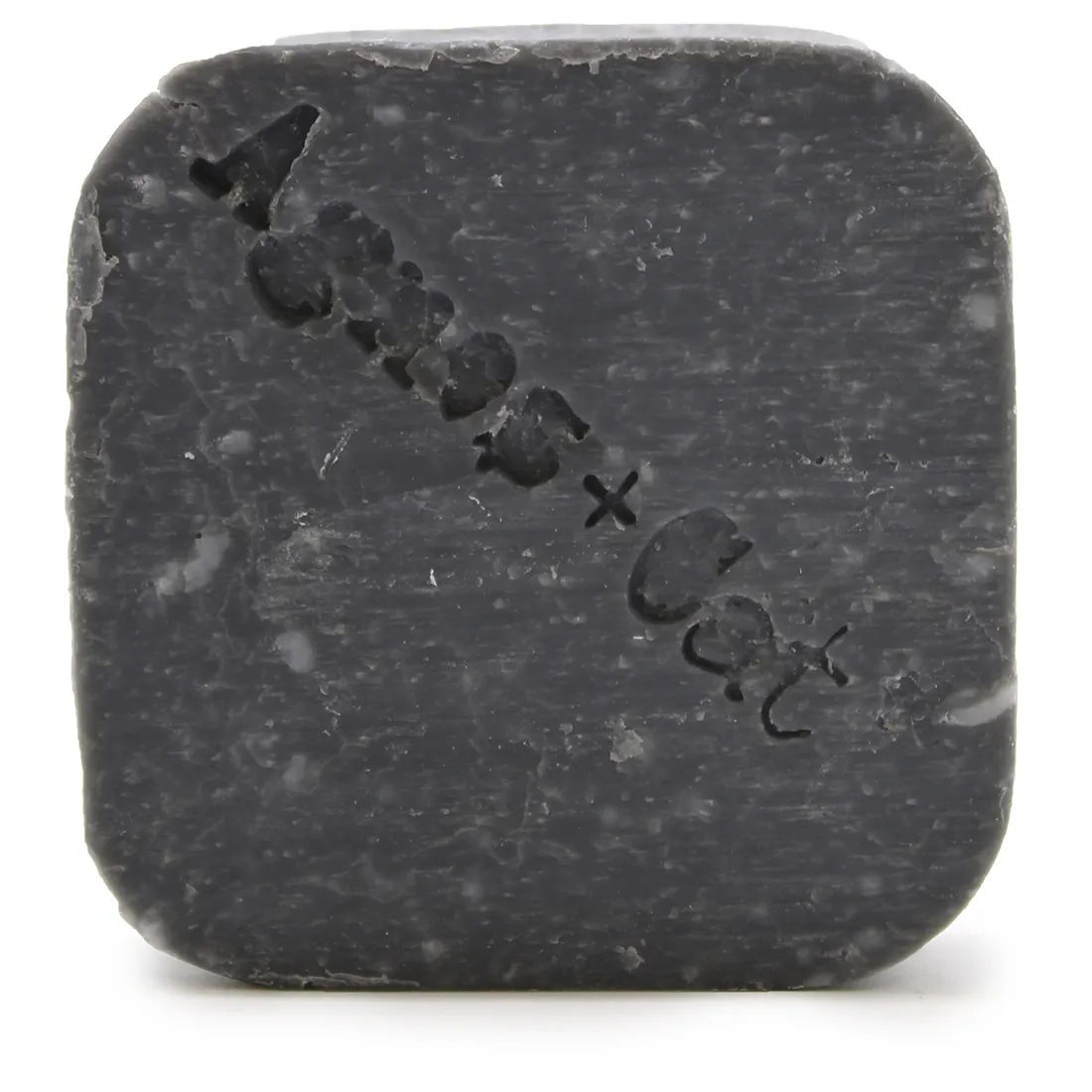 En fast shampoo-bar præsenteres i en rund form med en glat, matte overflade. Farven er en blød blanding af havgrøn og lys mosgrøn. Baren har en let struktureret overflade med små, ujævne områder, der skaber en naturlig effekt. Ingen synlige mærker eller etiketter pryder overfladen, hvilket giver et enkelt og minimalistisk udtryk.