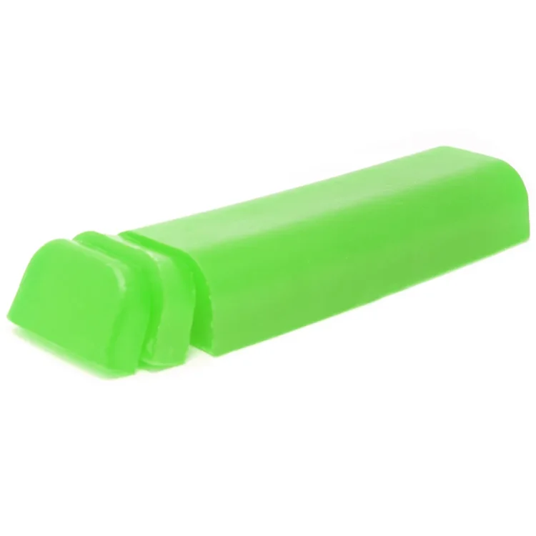 En stor, cylindrisk beholder med en mat, hvid overflade pryder midten af beskrivelsen. Låget er skruefast og i en glat, transparent plast. Et farverigt label pryder fronten med grønne og brune nuancer, der indeholder tekst og et symbol for naturlige ingredienser. Beholderens størrelse angiver en kapacitet på 1,5 kg, hvilket er tydeligt markeret.