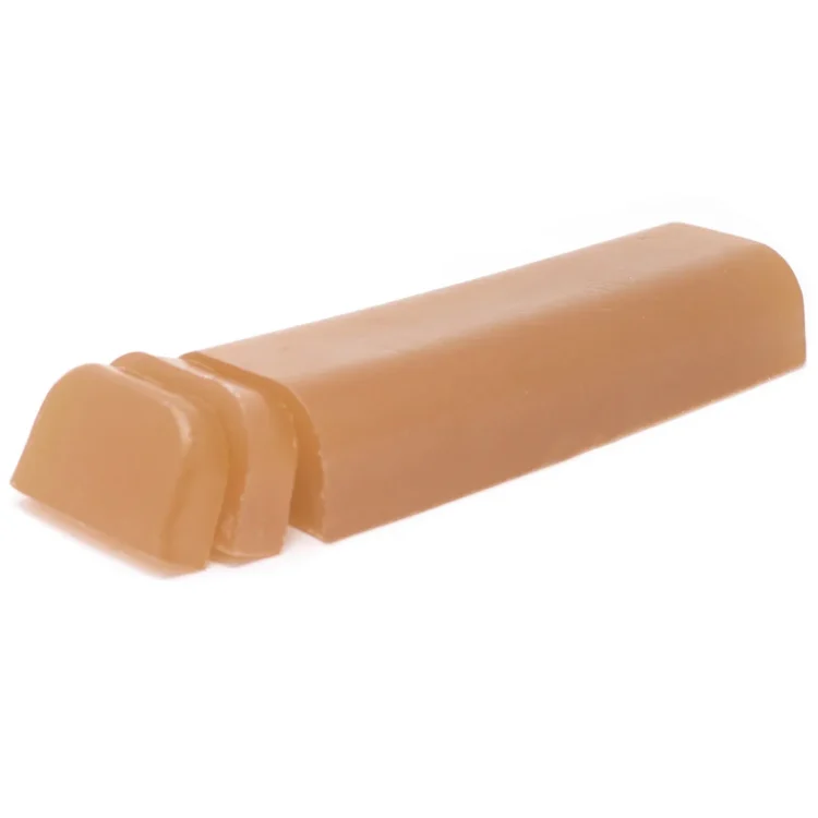 En transparent plastflaske med en hvid, skrueforseglet hætte. Flasken indeholder en klar, let viskøs væske og har et etiketdesign med grønne og brune nuancer. Teksten på etiketten er sort og indeholder forskellige oplysninger om produktet. Flaskens form er cylindrisk, og bunden er flad, hvilket gør den stabil.