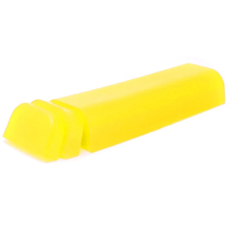 En stor, hvid plastbeholder med en sort skruelåg indeholder en lys, gylden shampoo. Etiketten prydes af en grøn og hvid farvekombination med tekst i sort, der angiver produktnavnet og ingredienserne. Der er et grafisk motiv af kamilleblomster og citronskiver, som fremhæver produktets naturlige elementer. Beholderen har en klar, glat overflade uden synlige ridser.