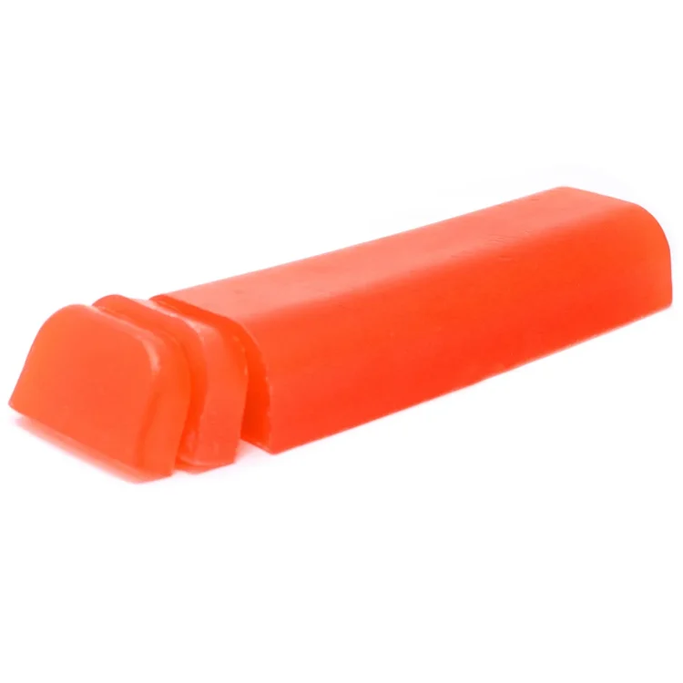 En stor, gennemsigtig plastbeholder med en skruelåg i hvid farve. Beholderen indeholder en gyldenbrun væske, der har en let skummende konsistens. Etiket på forsiden er farverig med grønne og brune nuancer, samt tekst og symboler, der angiver produktnavn og ingredienser. Etiketens overflade er glat med mat finish. Beholderens form er cylindrisk med en let buet top.