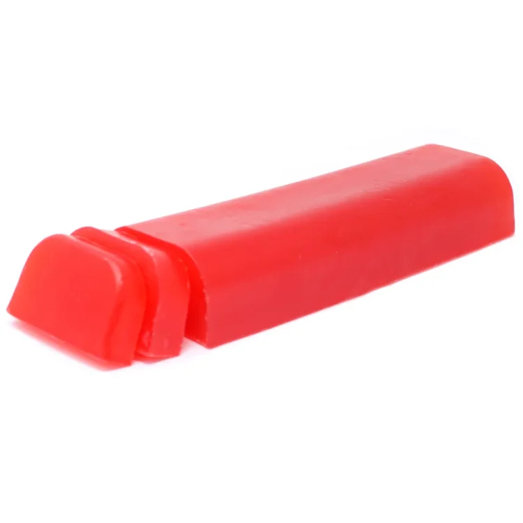 En stor, klar beholder præsenterer en gyldenbrun shampoo med en let viskos konsistens. Etiketens design er minimalistisk med en hvid baggrund og grønne og sorte skrifttyper. Detaljer om ingredienserne, såsom ylang-ylang og appelsin, er tydeligt angivet. Beholderens låg er skrueformet, og mængden angives som 1,5 kg.