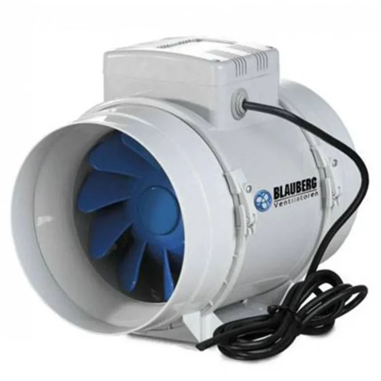 En kvadratisk ventilator med en mat hvid overflade og glatte kanter. Fronten har et gittermønster, der dækker en cylindrisk rotor, synligt i midten. Ventilatoren har en rund, sort drejeknap på siden og er udstyret med monteringsbeslag til vægmontering. På bagsiden er der synlige ventilationsåbninger, der muliggør luftstrøm.