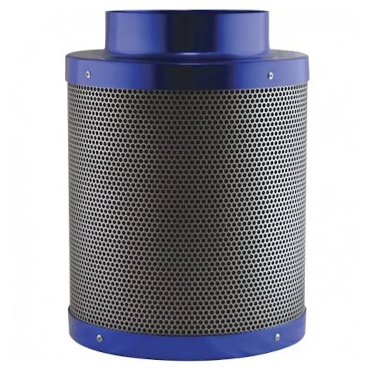 Et cylindrisk kulfilter i sort og grå plast med en diameter på 125 mm. Filteret har en perforeret overflade, som giver en let tekstur og sikrer luftgennemstrømning. Toppen er flad med en tydelig skrift, der angiver specifikationer. Bunden er udstyret med en tæt gummiring, der sikrer en god forsegling.